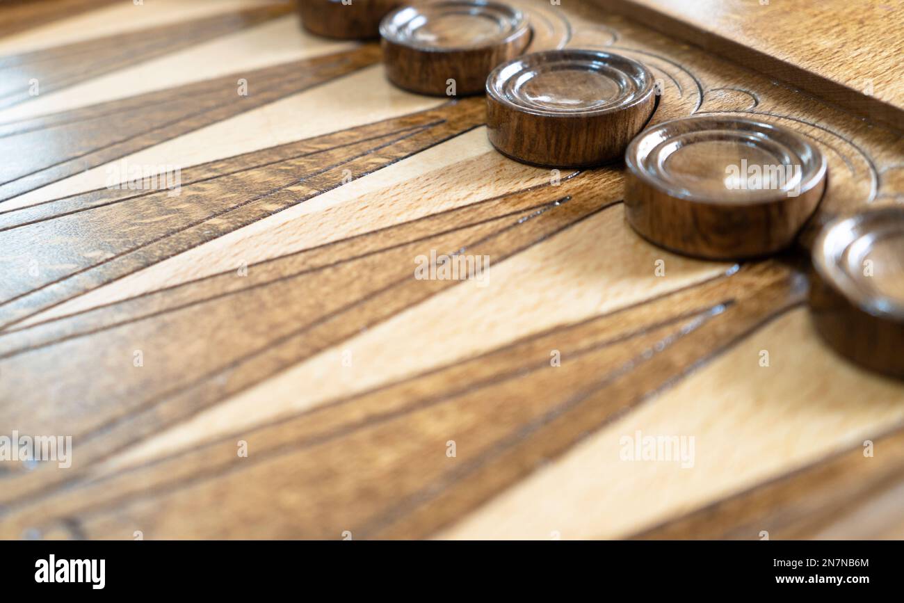 Primo piano del gioco da tavolo backgammon. Backgammon in legno con pedine e coppia di dadi Foto Stock