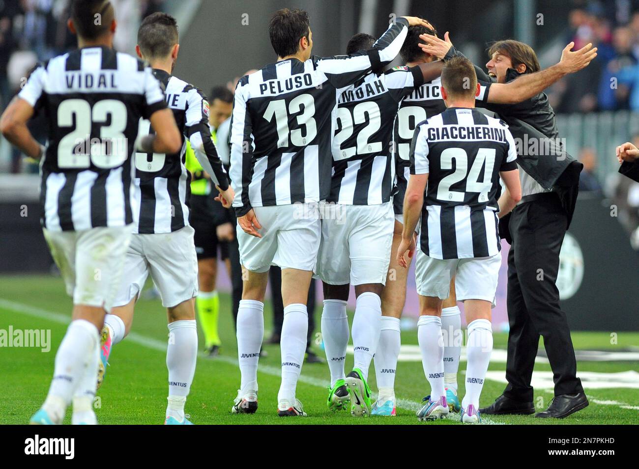 Juventus striker Mirko Vucinic, of Montenegro, celebrates with teammates and coach Antonio Conte after scoring, during a Serie A soccer match between Juventus and Pescara at the Juventus Stadium in Turin, Italy, Saturday, April 6, 2013. (AP Photo/Massimo Pinca) Foto Stock