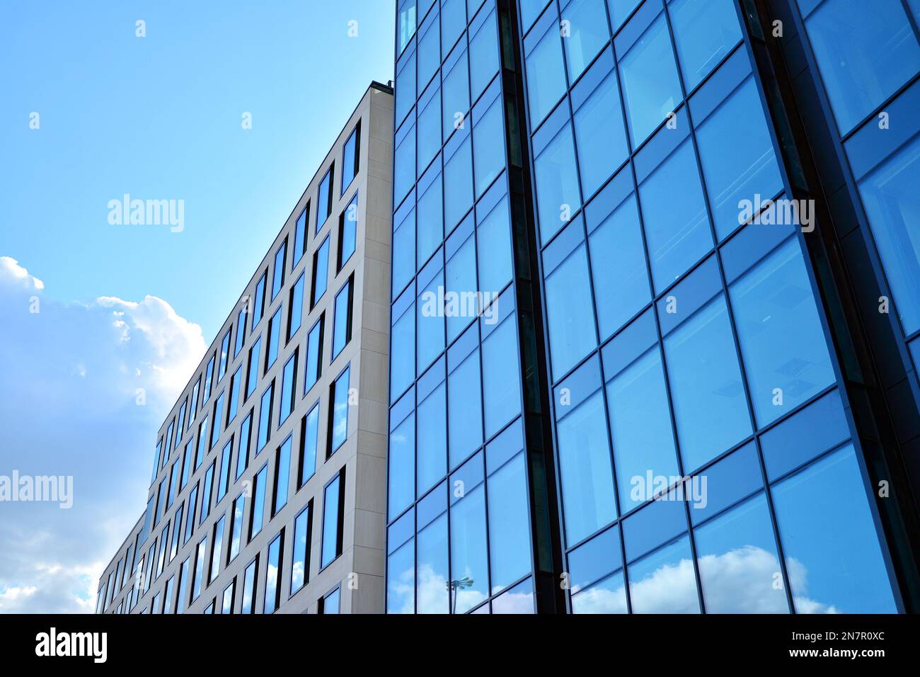 Vista dal basso dei grattacieli moderni nel quartiere degli affari, con il cielo blu. Guardando in alto gli edifici commerciali nel centro città. Foto Stock