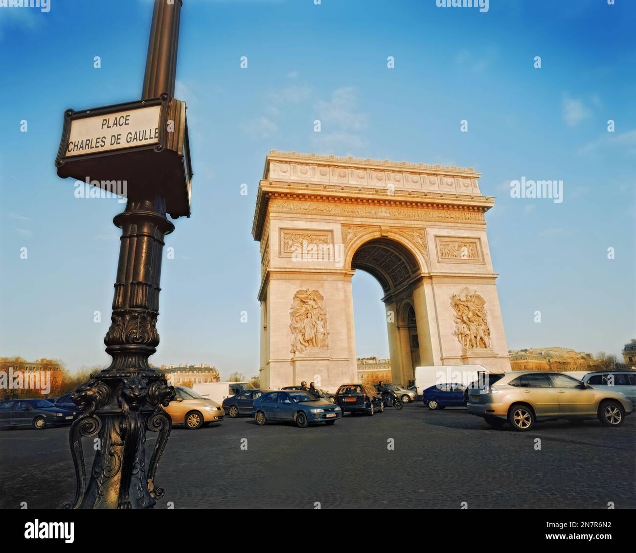 Traffico intorno all'Arco di Trionfo, sugli Champs Élysées, Parigi, Francia Foto Stock