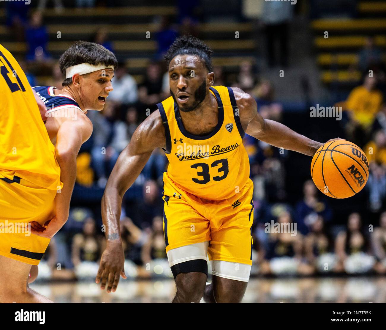 Haas Pavilion Berkeley Calif, USA. 09th Feb, 2023. CA USA La guardia californiana DeJuan Clayton (33) va in campo durante la partita di pallacanestro degli uomini NCAA tra gli Arizona Wildcats e i California Golden Bears. L'Arizona ha battuto la California 85-62 all'Haas Pavilion Berkeley Calif. Thurman James/CSM/Alamy Live News Foto Stock