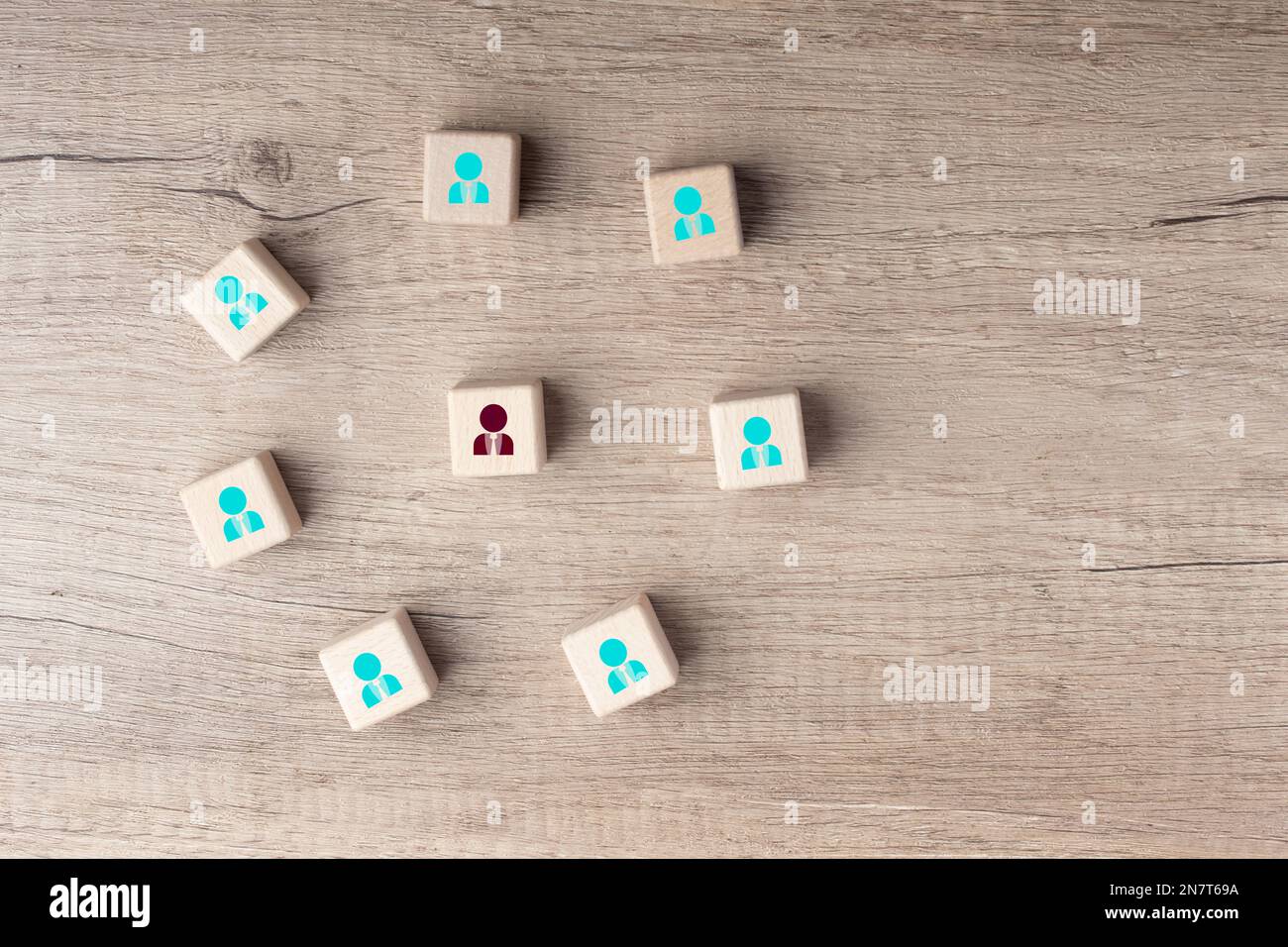 Concetto di connessione di persone o social media networking utilizzando blocchi quadrati di legno su sfondo di legno Foto Stock