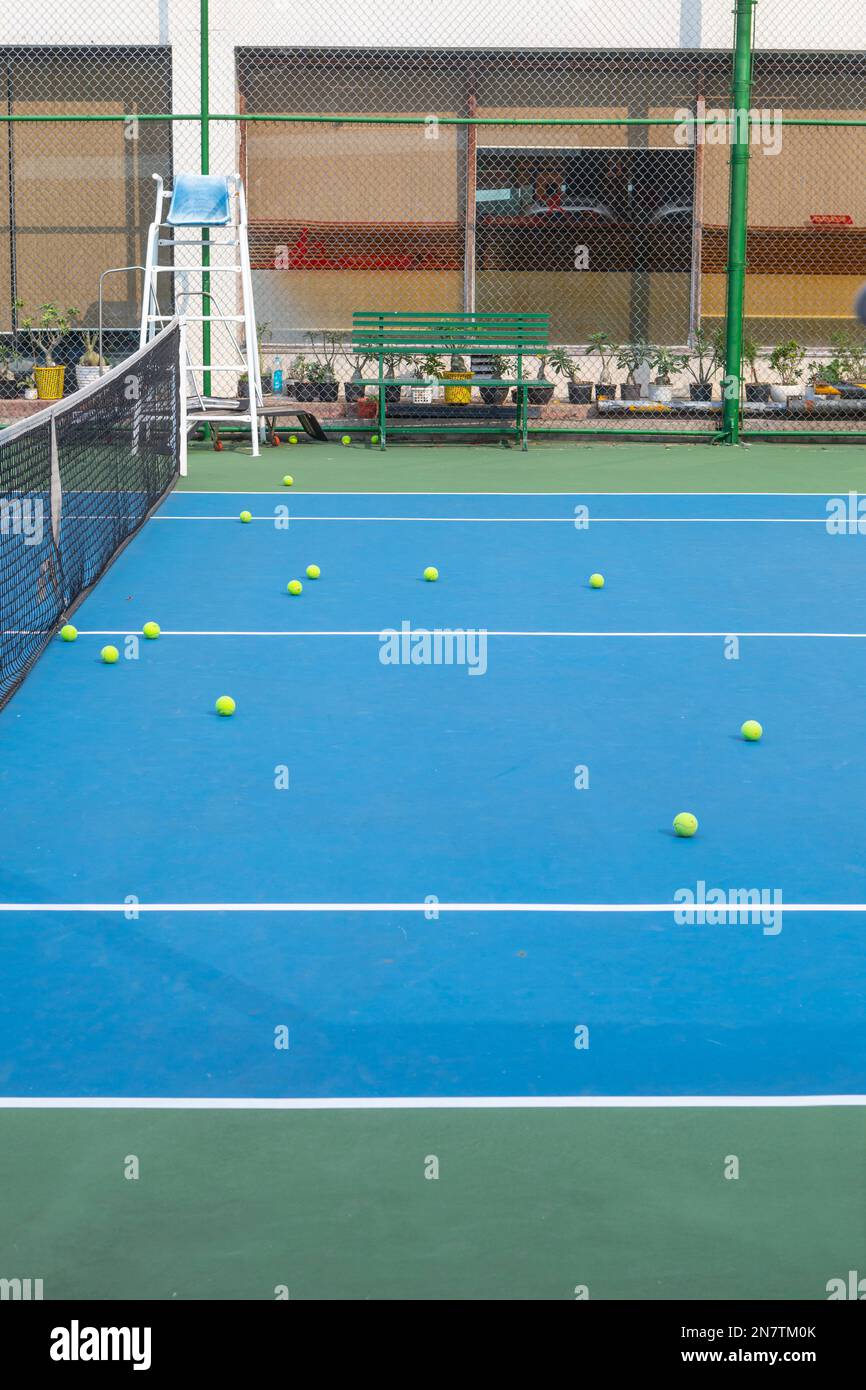 Palle da tennis su un campo da tennis dopo una sessione di pratica nel Distretto 2, ho Chi Minh City, Vietnam. Foto Stock