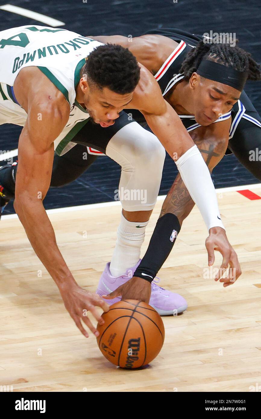 Los Angeles, Stati Uniti. 10th Feb, 2023. Milwaukee Bucks Forward Giannis Antetokounmpo (L) visto in azione contro Los Angeles Clippers guardia Terance Mann (R) durante una partita di basket NBA a Los Angeles. (Foto di Ringo Chiu/SOPA Images/Sipa USA) Credit: Sipa USA/Alamy Live News Foto Stock