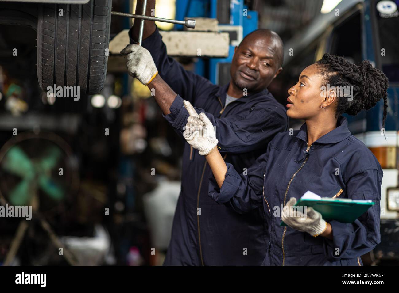 officina meccanica squadra di lavoro auto servizio auto nero africano persone lavoratore professionale insieme Foto Stock