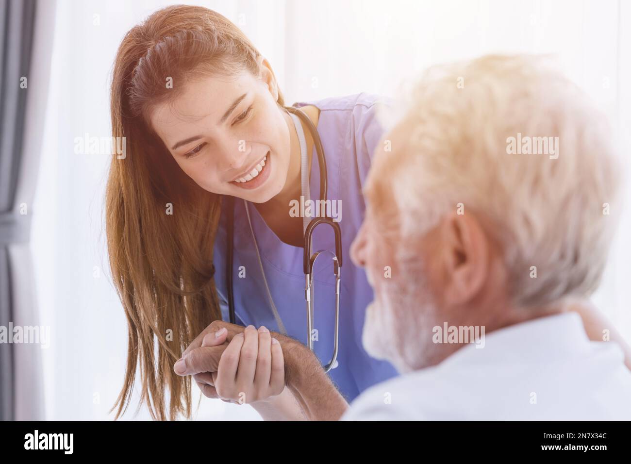 Medico infermieristico che lavora a casa cura controllo medico sano anziano uomo anziano sorriso felice Foto Stock