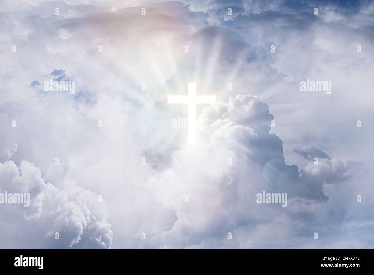 Attraversa la silhouette in cielo con le nuvole. Risurrezione di Gesù Foto Stock