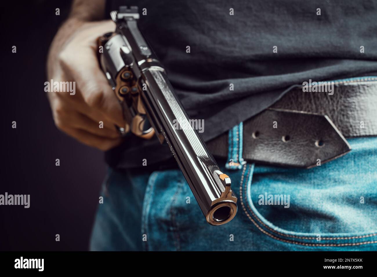 uomo con un revolver in mano Foto Stock