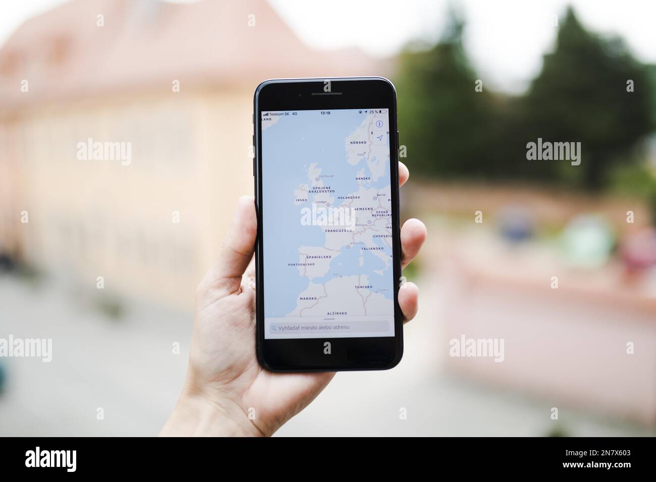 mano umana che tiene il telefono cellulare con mappa gps schermo di navigazione Foto Stock