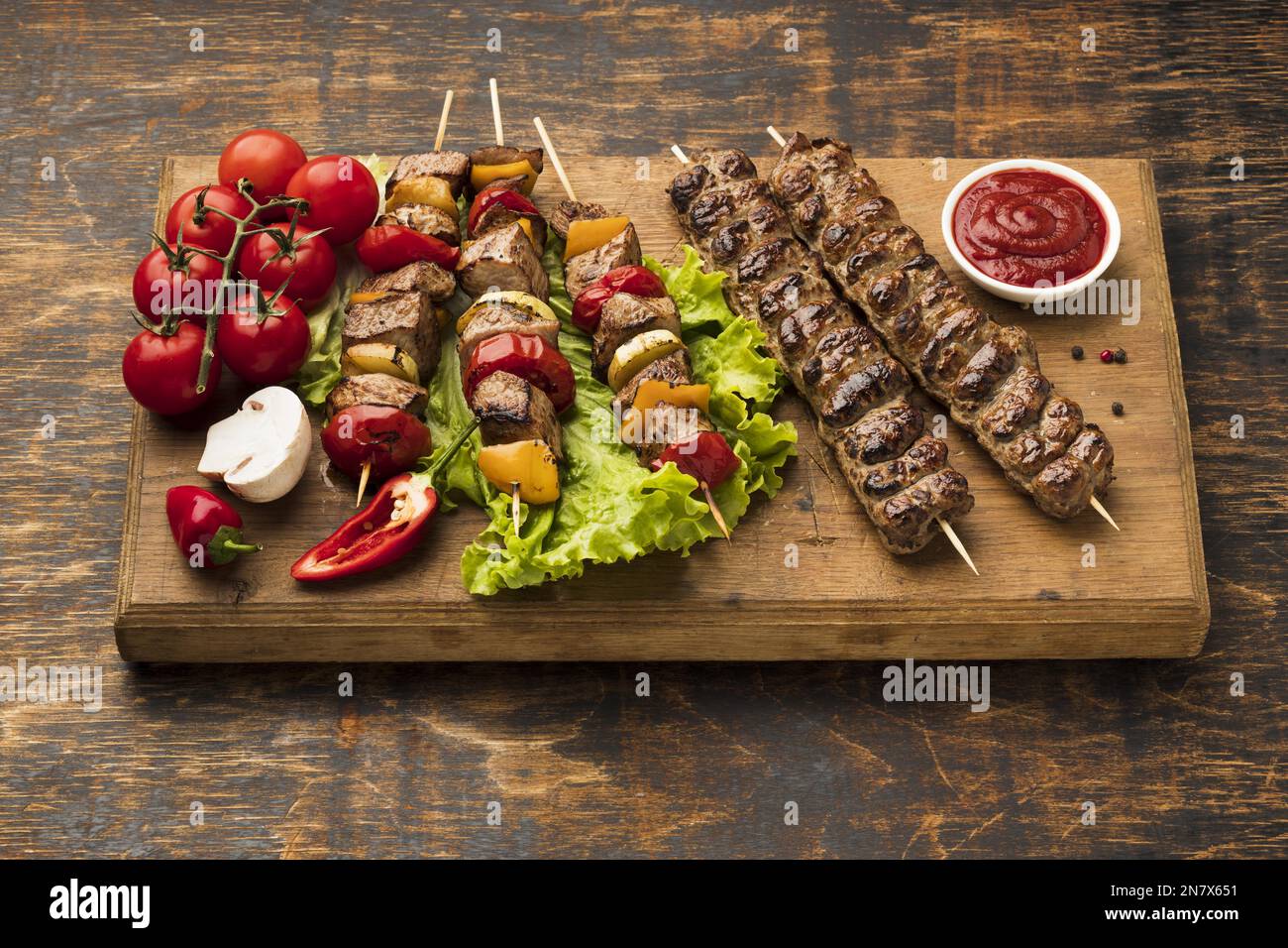 tagliere ad angolo alto con deliziose verdure kebab Foto Stock