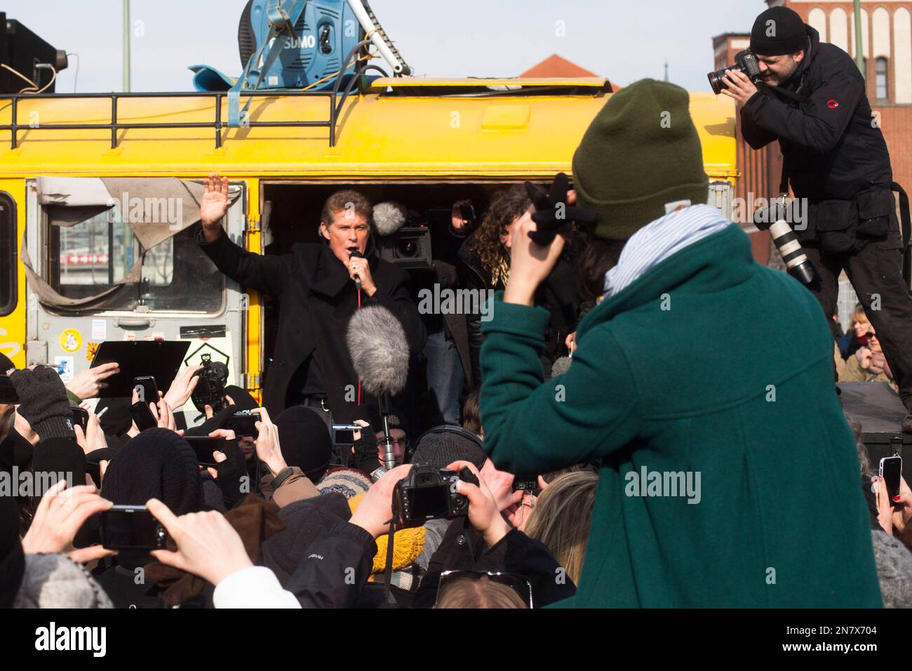 US actor David Hasselhoff, center, speaks to the crowed from a truck as he attends a protest against the removal of a section of the East Side Gallery, a historic part of former Berlin Wall, in Berlin, Sunday, March 17, 2013. Hasselhoff is fondly remembered by many Germans for releasing a song called "Looking for Freedom" shortly before the fall of the Wall in 1989. (AP Photo/Markus Schreiber) Foto Stock