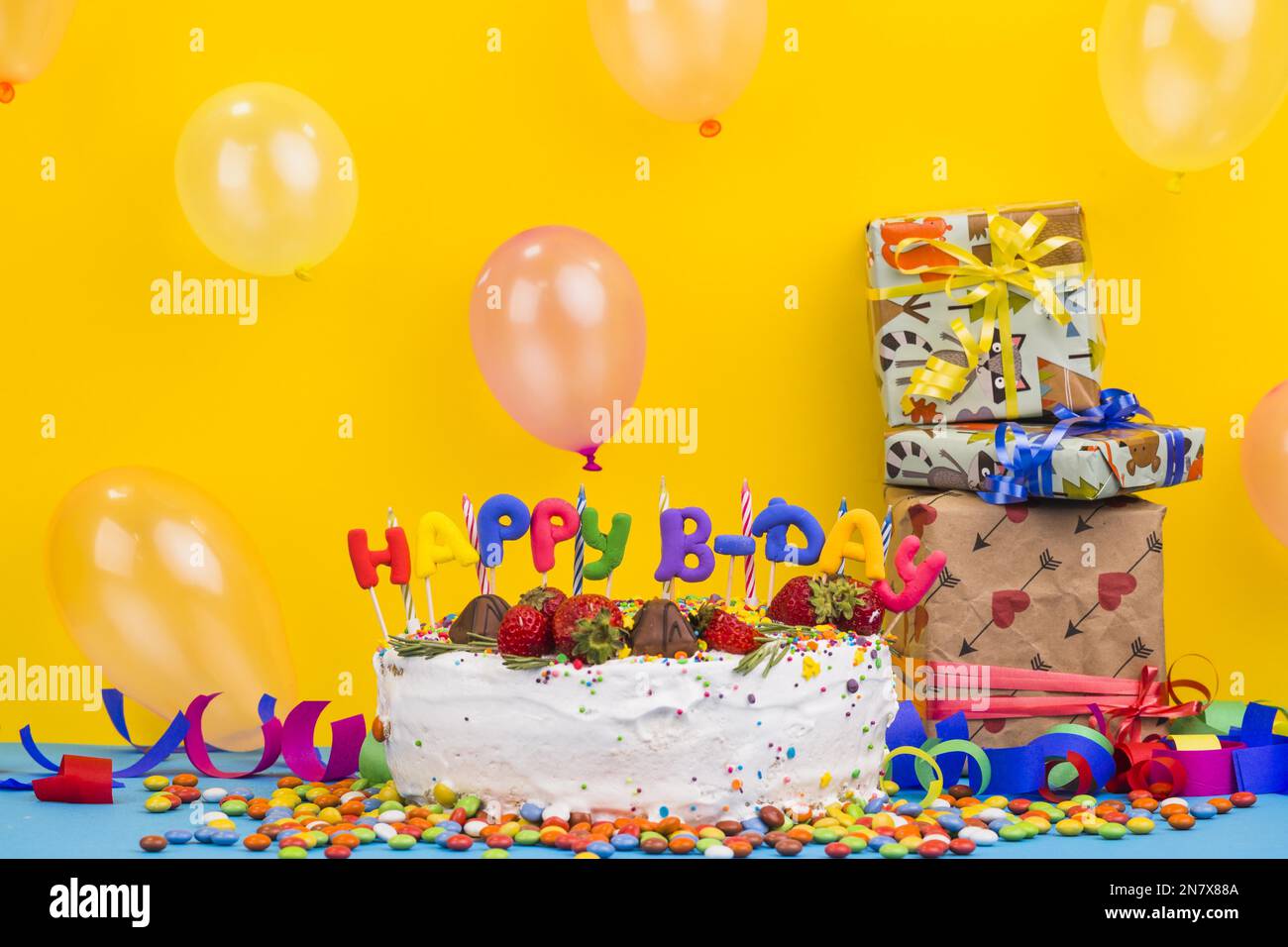 vista frontale torta di compleanno con regali Foto Stock