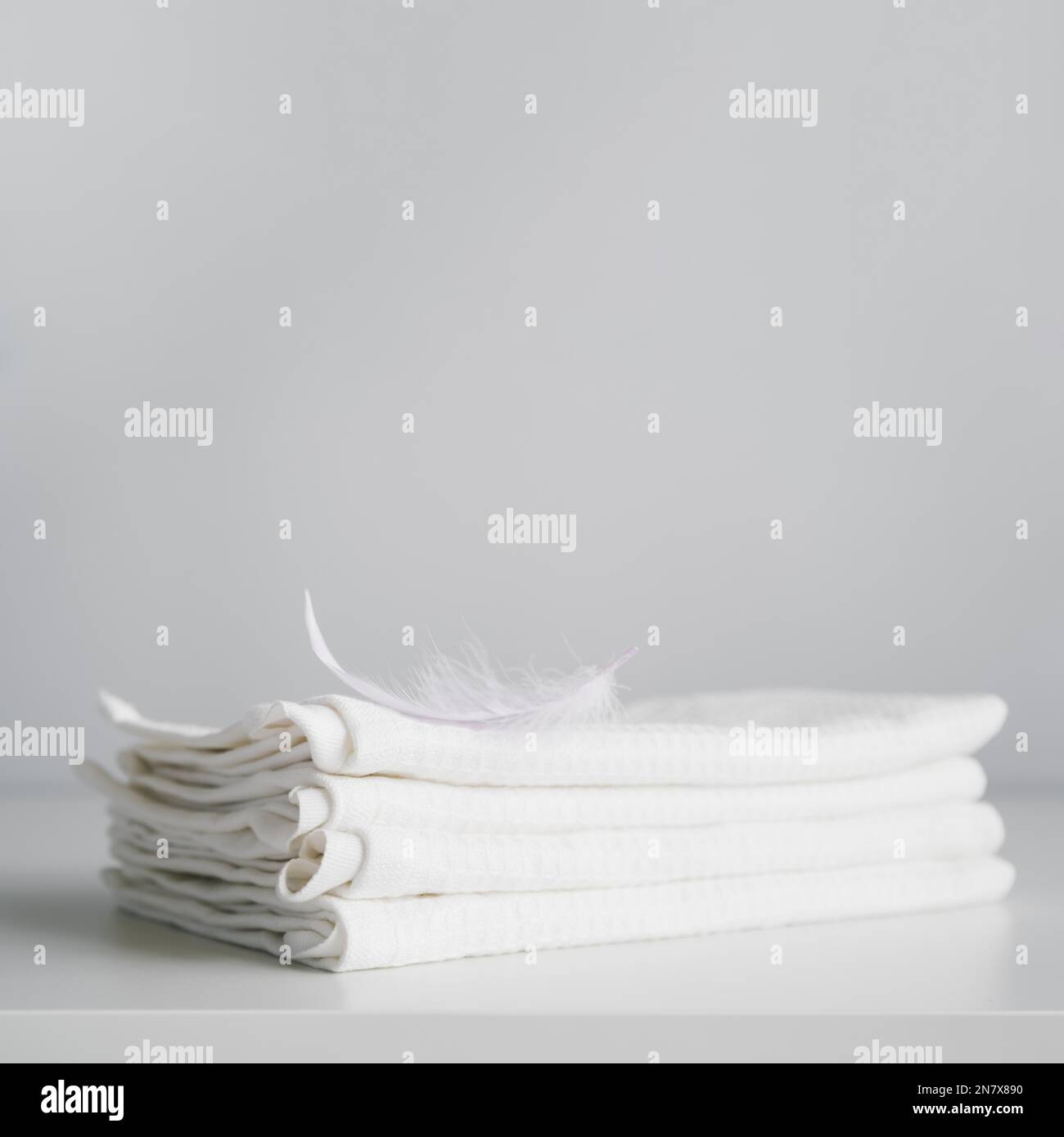 vista frontale, asciugamani bianchi impilati Foto Stock