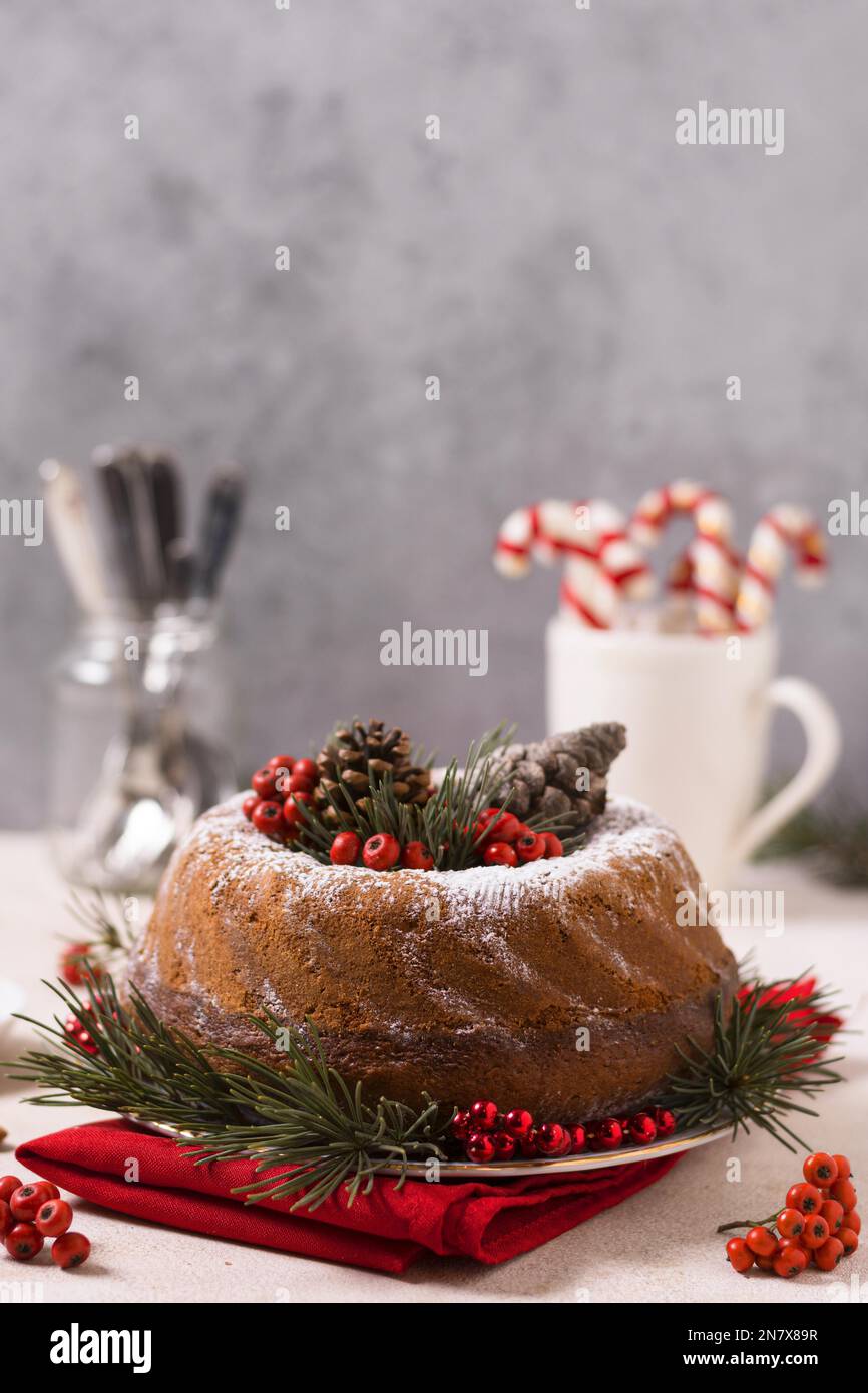 vista frontale torta di natale con pinne bacche rosse Foto Stock