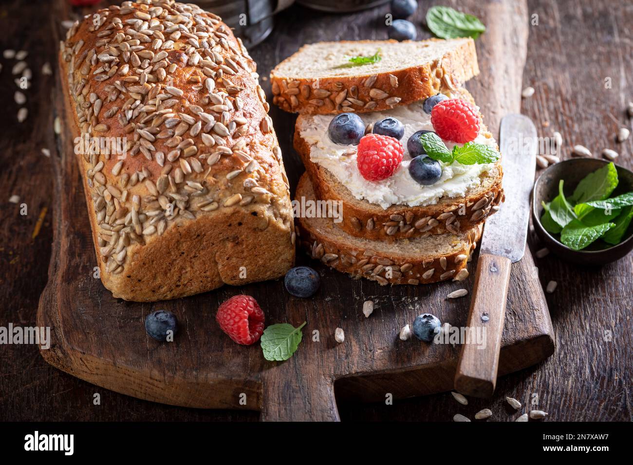 Pane sano e dolce a colazione con frutta e formaggio. Pane come pranzo fresco con frutti di bosco. Foto Stock
