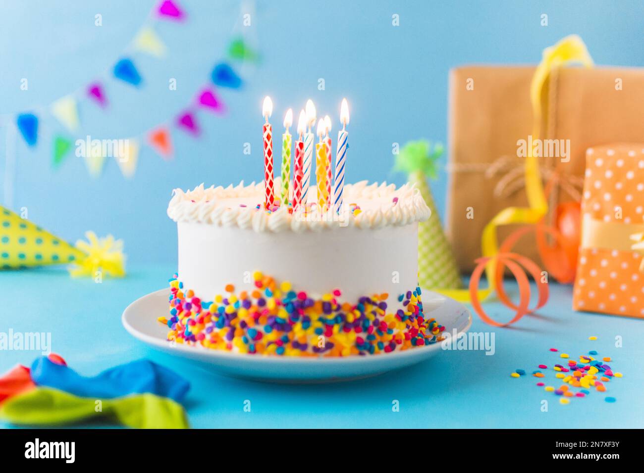torta decorativa con sfondo blu candela Foto Stock
