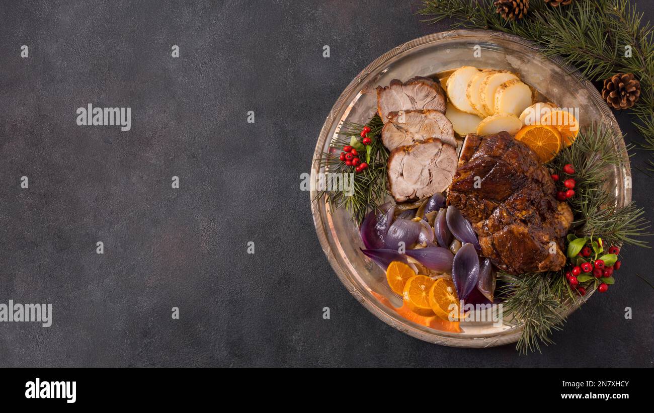 piatto piatto piatto piatto bistecca di natale con coni di pino decorazione spazio copia Foto Stock