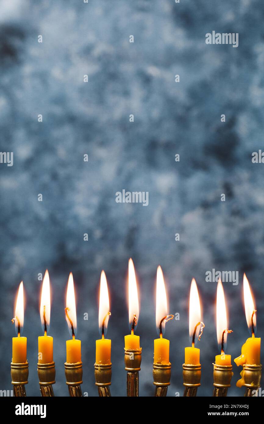 primo piano su candele agrifoglio che bruciano Foto Stock