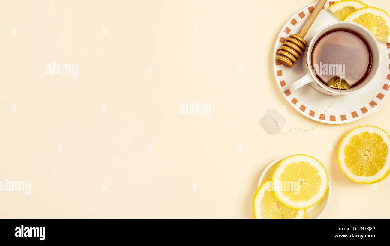 tè nero con fetta di fondo fresco beige limone Foto Stock