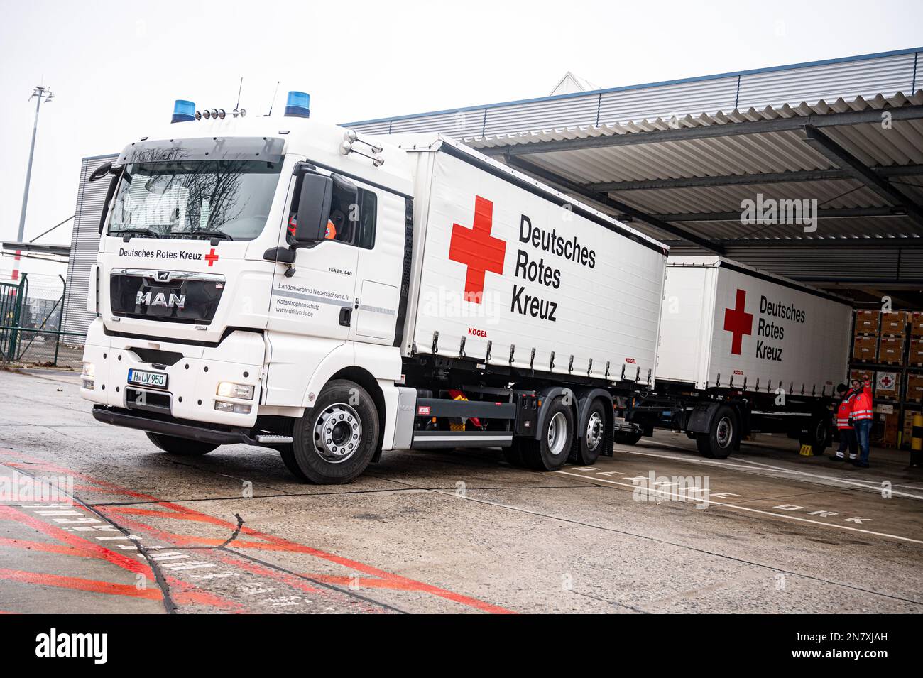 11 febbraio 2023, Brandeburgo, Schönefeld: Un camion della Croce Rossa tedesca (DRK) con rifornimenti di soccorso per le regioni della Turchia colpite dal terremoto parte da una sala a BER. Foto: Fabian Sommer/dpa Credit: dpa Picture Alliance/Alamy Live News Foto Stock