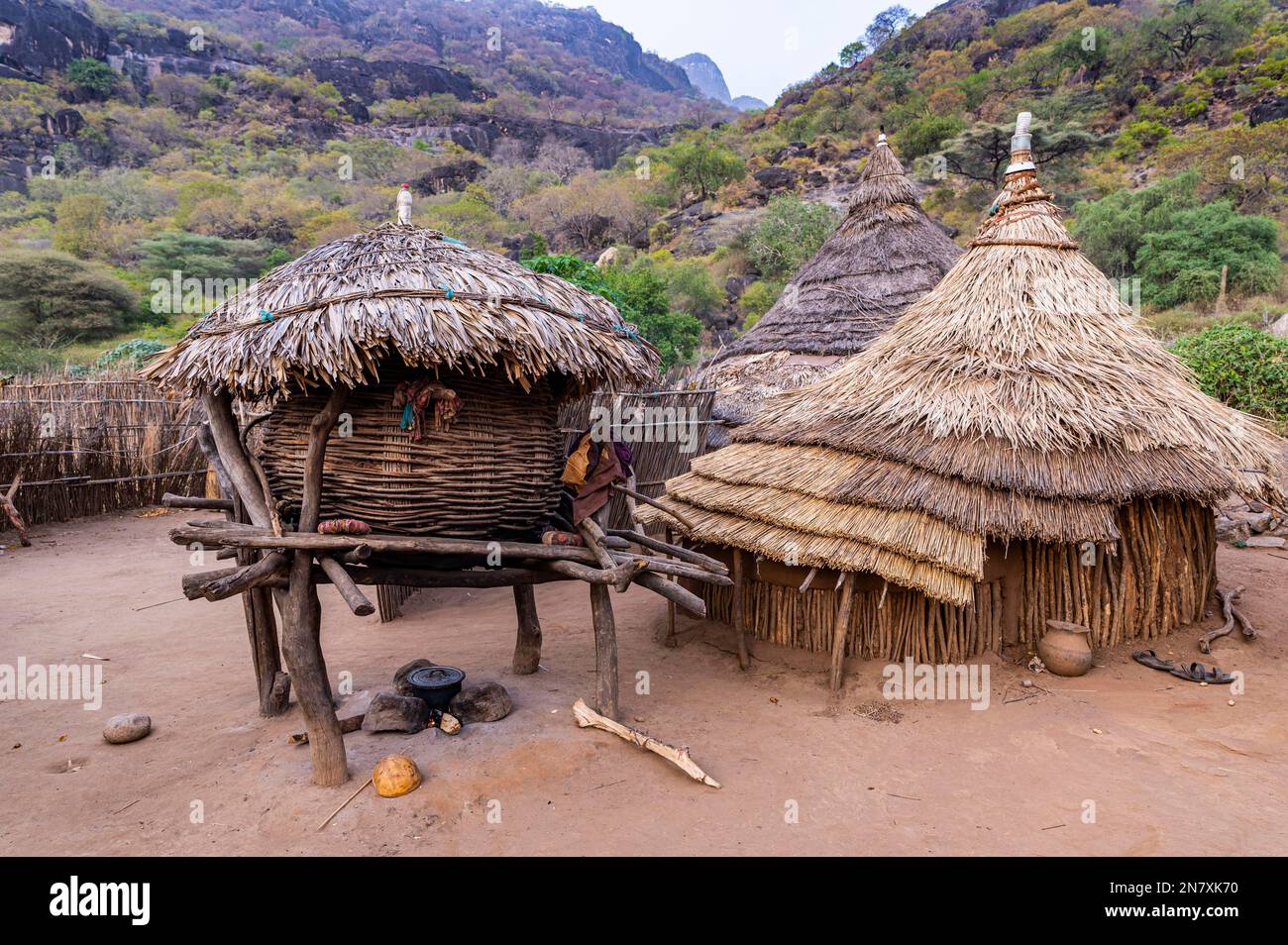Capanne tradizionalmente costruite della tribù Laarim, colline di Boya, Equatoria orientale, Sud Sudan Foto Stock
