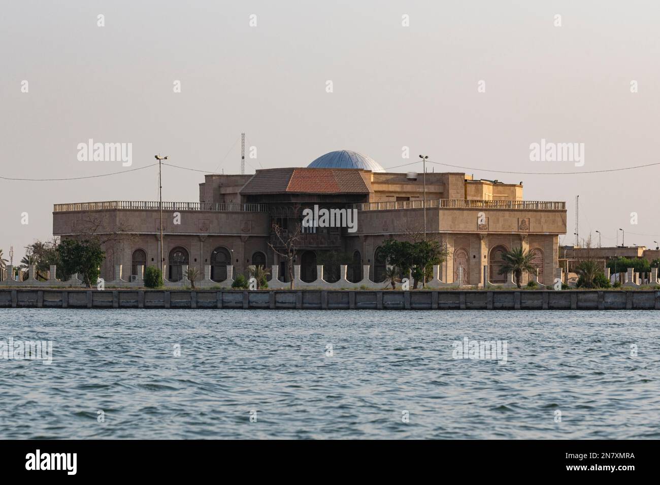 Il vecchio palazzo di Saddam Husseins, Arvand Rood, Schatt al-Arab, Basra, Iraq Foto Stock