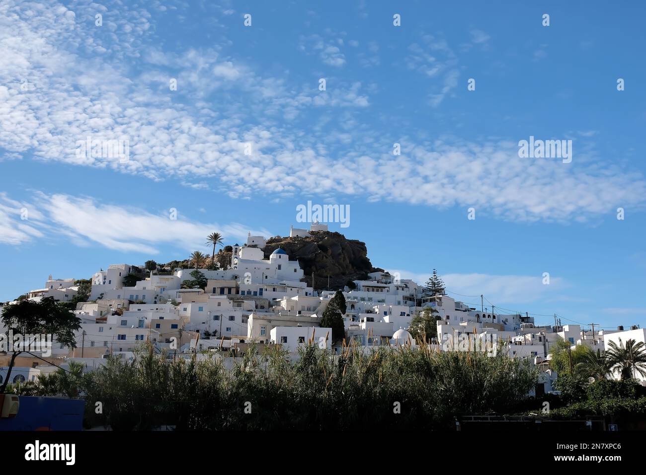 Il bellissimo e pittoresco villaggio di iOS cicladi Grecia anche noto come Chora Foto Stock