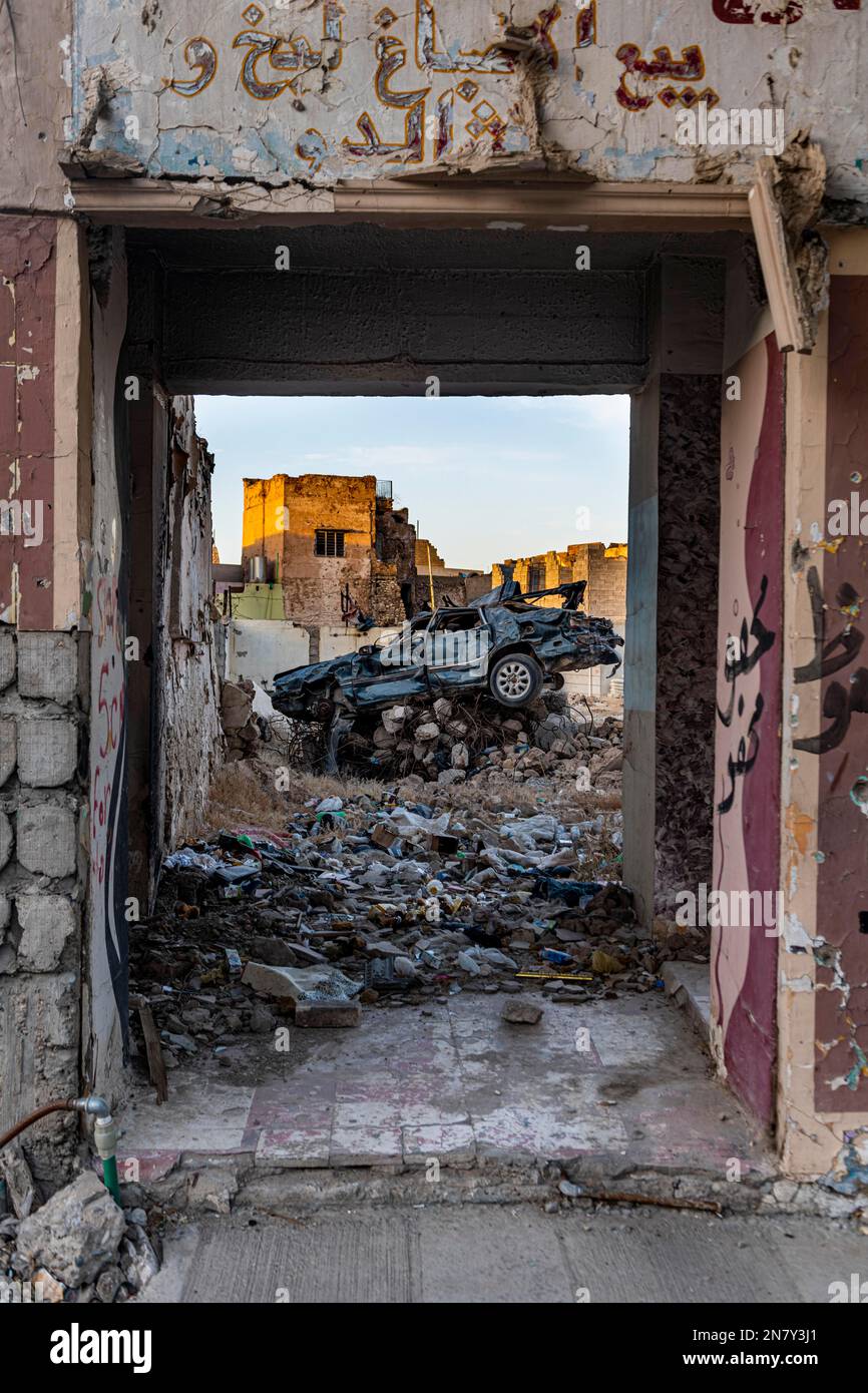 Macchina demolita in una casa distrutta da ISIS, Mosul, Iraq Foto Stock