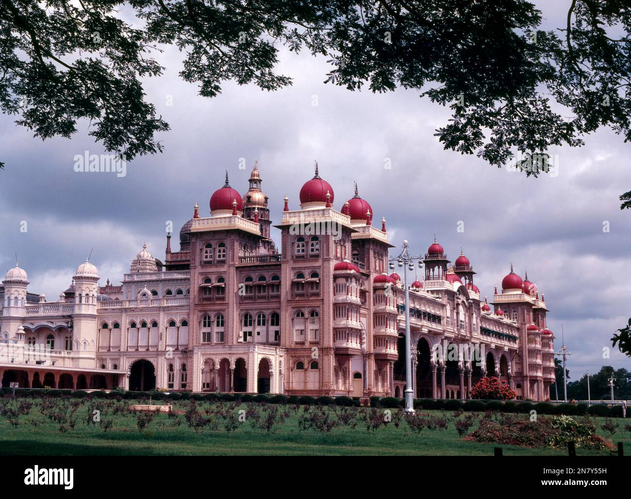 Amba vilas palazzo con un potpourri di architettura indù, musulmana, Rajput e gotica in Mysuru o Mysore, Karnataka, India, Asia Foto Stock