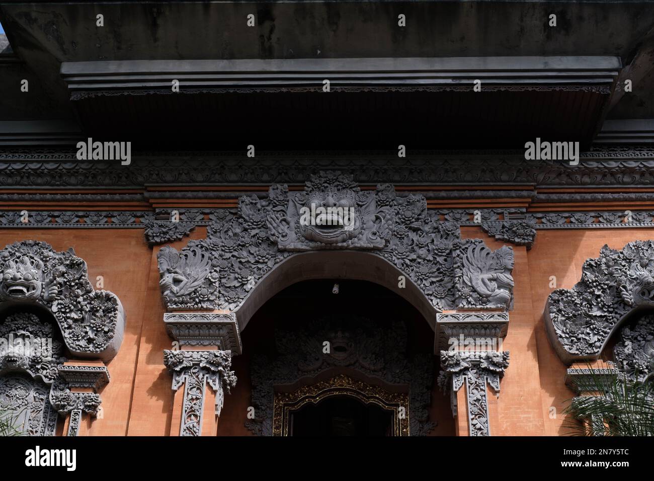 Arte e cultura della scultura tradizionale balinese in pietra in un cancello o porta d'ingresso Foto Stock