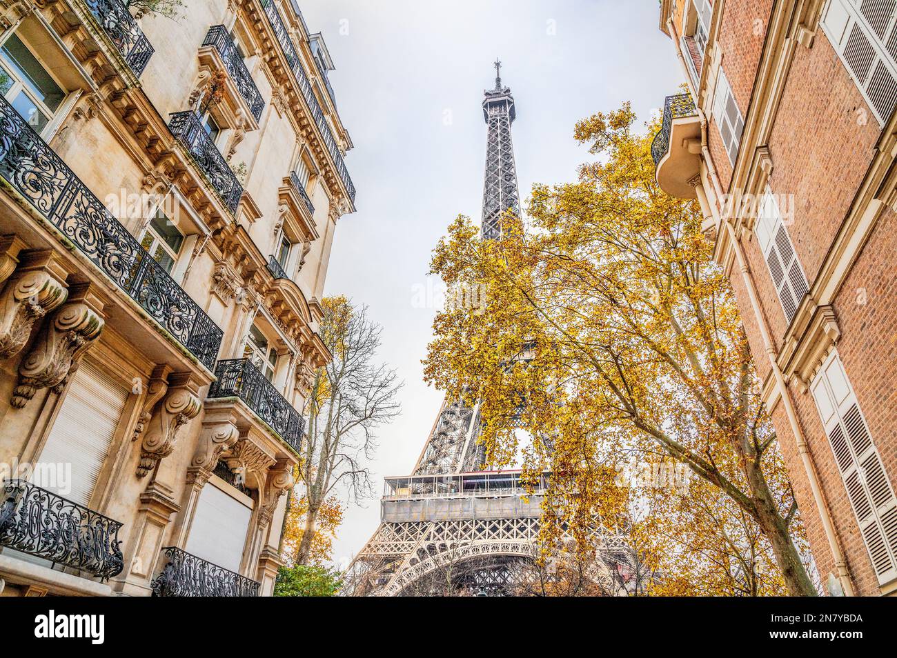 La torre Eiffel vista dalla Rue de l'Université, Rive Gauch, Parigi, Francia Foto Stock