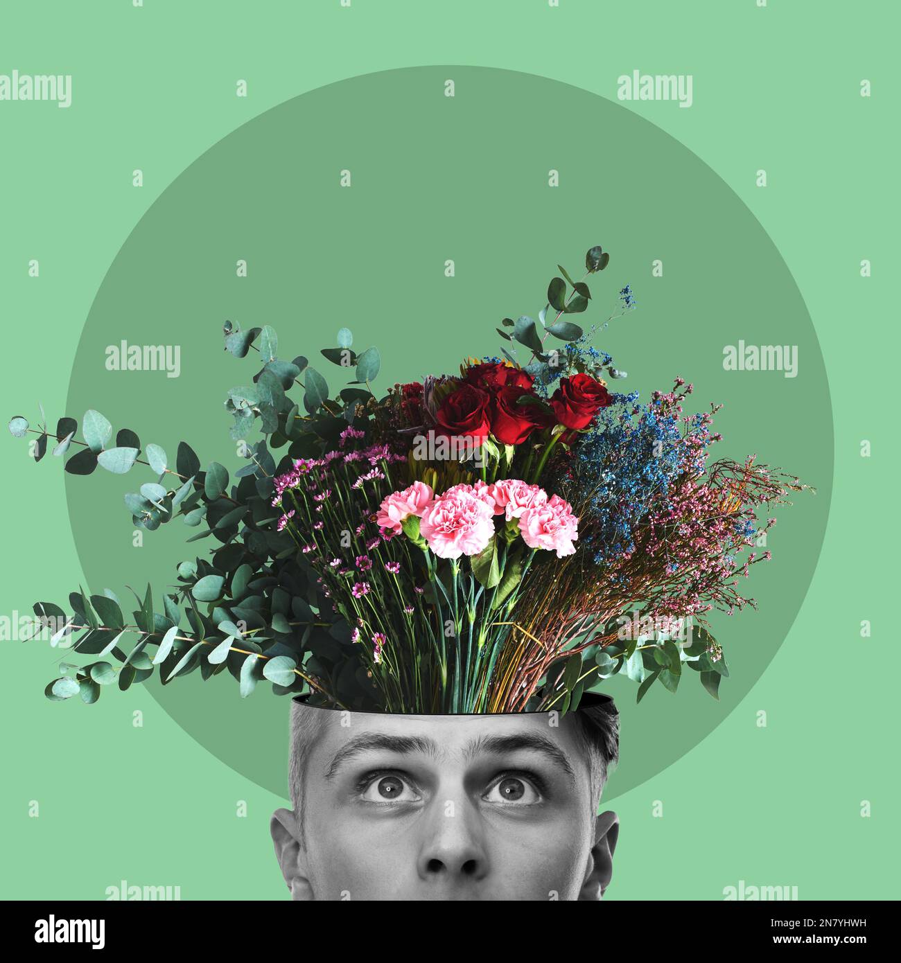 Salute mentale, fiori e testa con un uomo in studio su uno sfondo verde per la libertà di espressione. Astratto, natura e crescita cerebrale con un maschio Foto Stock