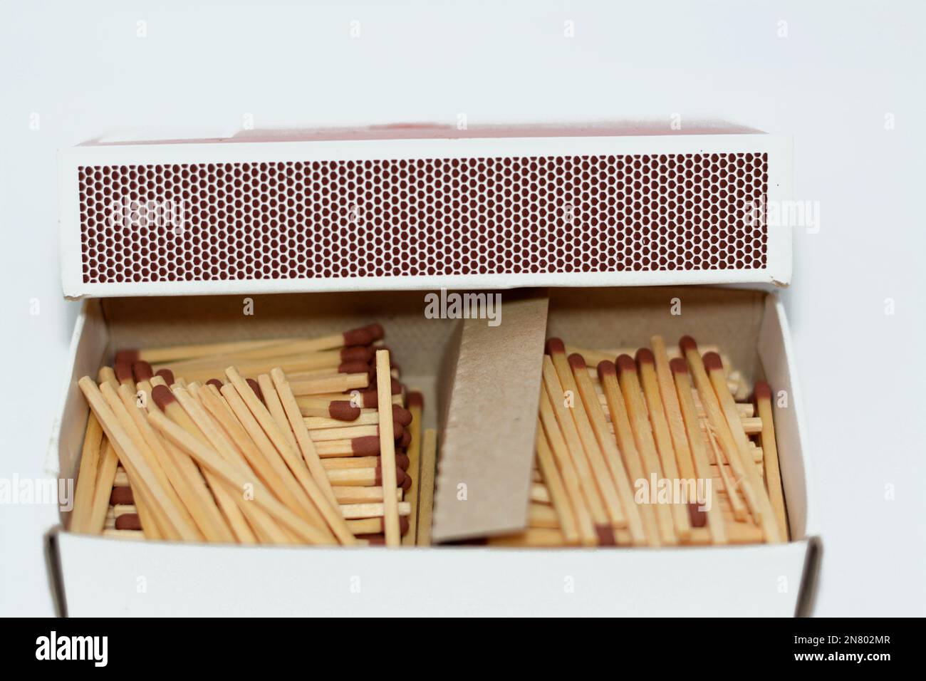 Fiammifero, un fiammifero è un attrezzo per iniziare un fuoco, fiammiferi fatti di piccoli bastoni di legno o di carta rigida, un'estremità è rivestita con un materiale acceso da fr Foto Stock