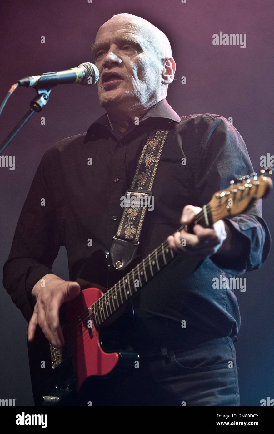 Wilko Johnson, guitarist and founding member of Dr. Feelgood, performs one of four farewell concerts in the UK, at the Koko club in north London, Wednesday, Mar. 6, 2013, following his announcement that he has been diagnosed with terminal cancer of the pancreas and has chosen not to undergo chemotherapy. (Photo by Joel Ryan/Invision/AP) Foto Stock