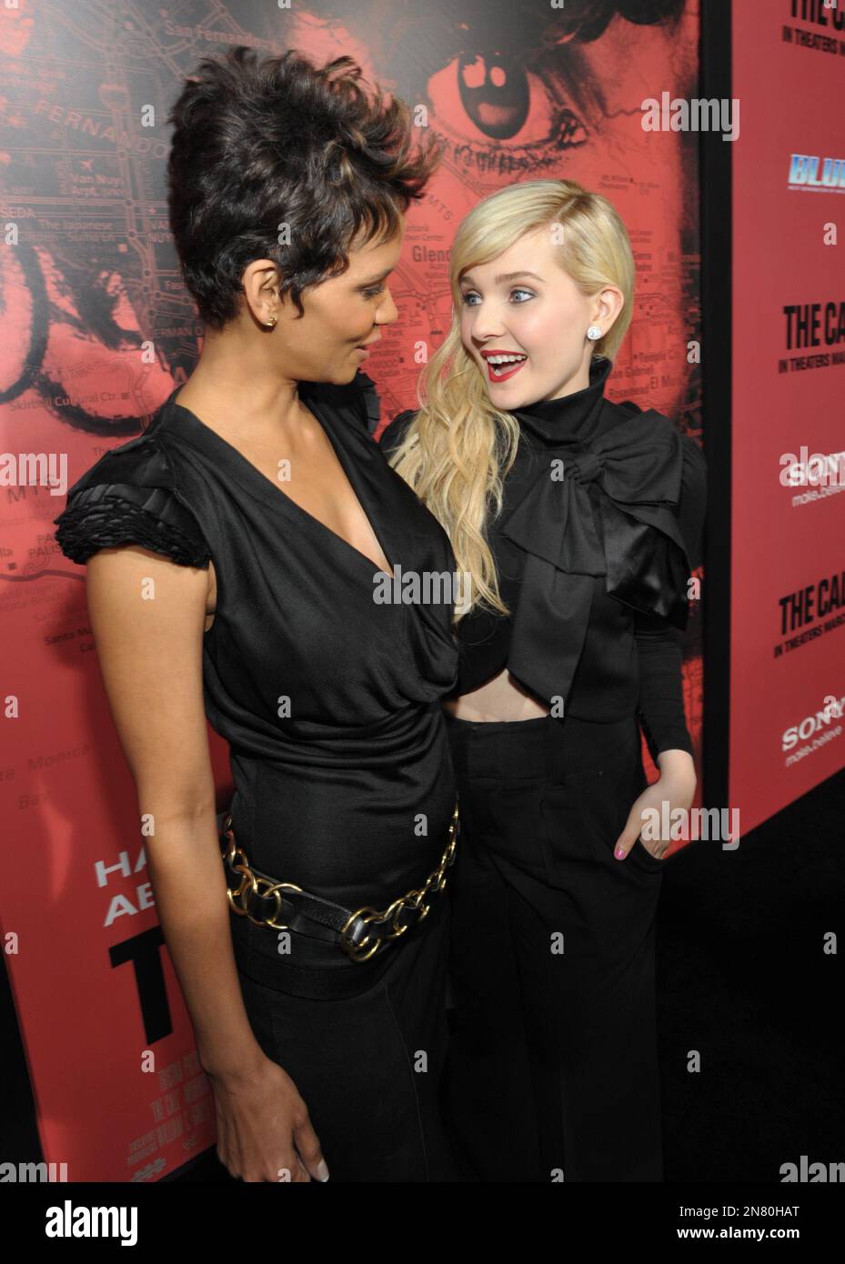 Actresses Halle Berry, left, and Abigail Breslin arrive at the world premiere of "The Call" at the Arclight Hollywood on Tuesday, March 5, 2013 in Los Angeles. (Photo by John Shearer/Invision/AP) Foto Stock