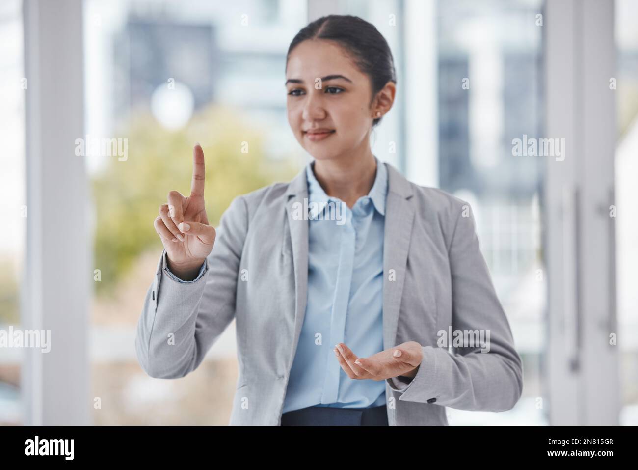 Ricerca, presentazione e ologramma con la donna in azienda per la realtà virtuale, la realtà aumentata e la tecnologia 3D. Digitale, cyber e spazio con i dipendenti in azienda Foto Stock