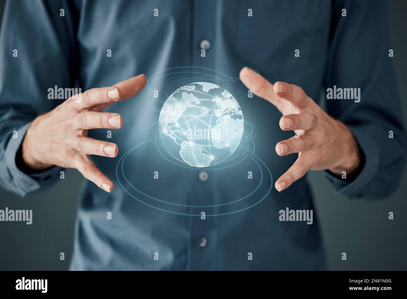 Globo, networking e Internet con le mani di un uomo d'affari per la trasformazione digitale, i social media e il futuro. Comunicazione, database e ologramma Foto Stock