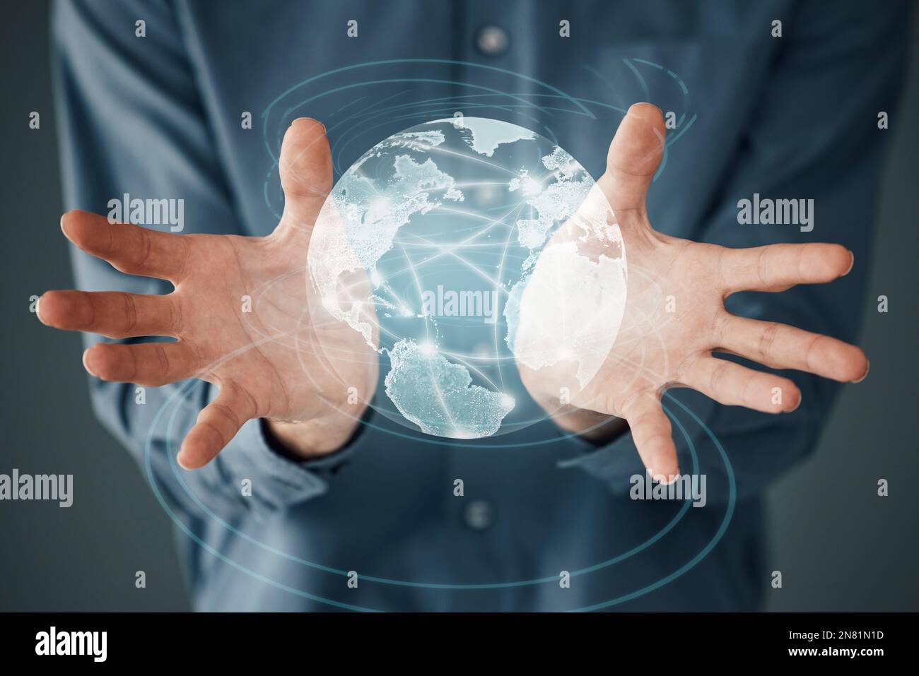Futuro, comunicazione e globo con le mani di un uomo d'affari per la trasformazione digitale, i social media e Internet. Networking, database e ologramma Foto Stock