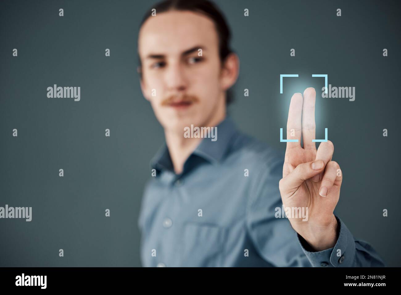 Scansione di password, sicurezza e impronte digitali con l'uomo d'affari per il futuro, dati e mockup di sicurezza. Tecnologia, innovazione e trasformazione digitale con Foto Stock