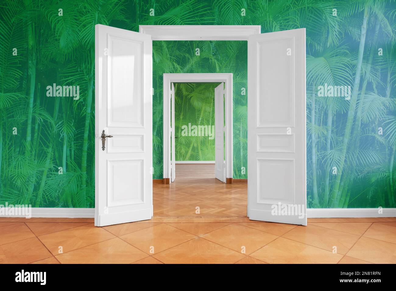 stanza vuota con carta da parati fotografica con stampa giungla Foto Stock