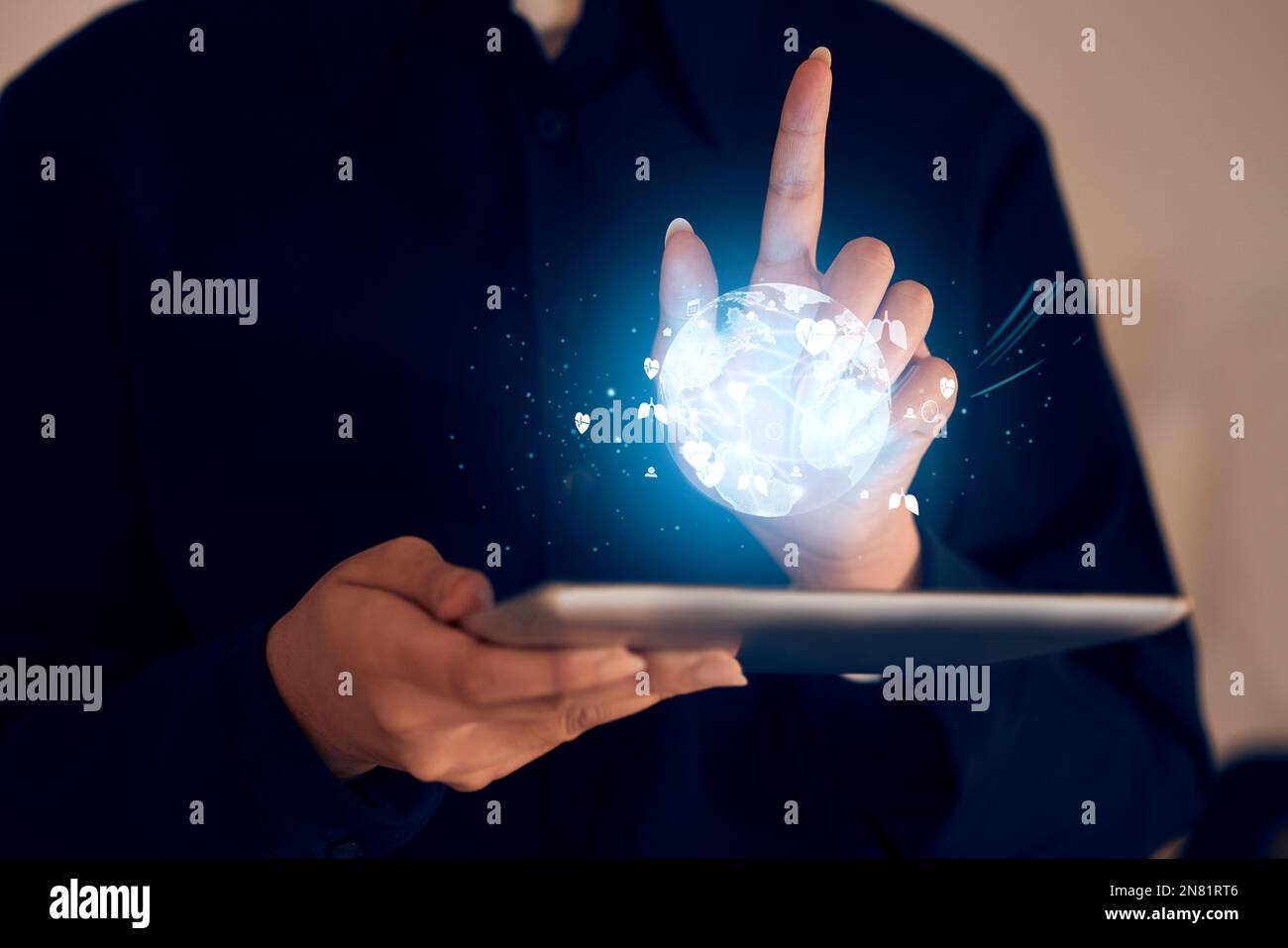 Globo, networking e tablet con le mani di una donna per la realtà aumentata, l'astratto tecnologico e i social media. Futuro, database o comunicazione con Foto Stock
