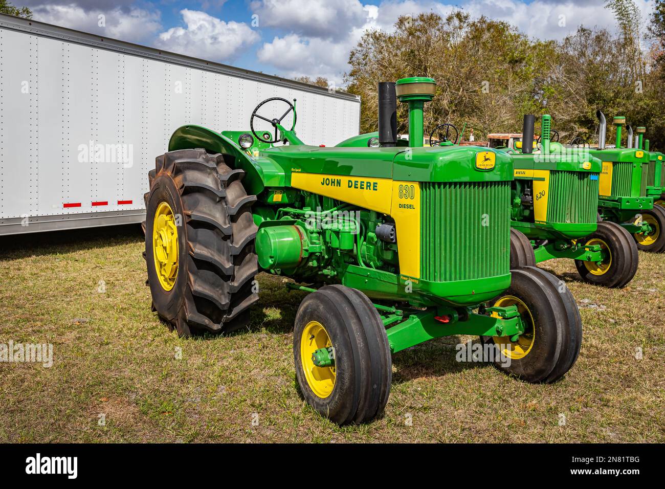 Fort Meade, FL - 22 febbraio 2022: Vista dall'alto in prospettiva dell'angolo anteriore di un trattore speciale per riso John Deere 830 del 1959 in occasione di una fiera locale dei trattori. Foto Stock