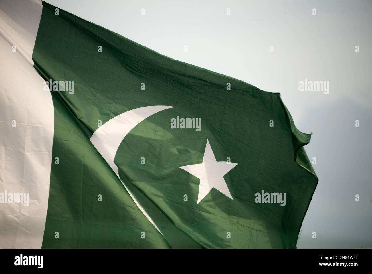 La bandiera nazionale del Pakistan vola nel cielo blu con le nuvole Foto Stock