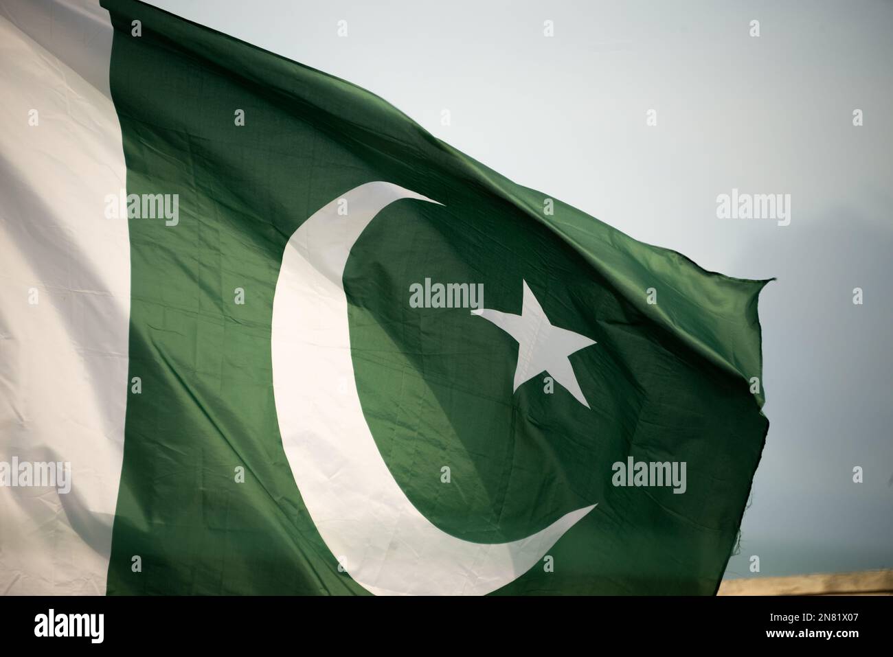 La bandiera nazionale del Pakistan vola nel cielo blu con le nuvole Foto Stock