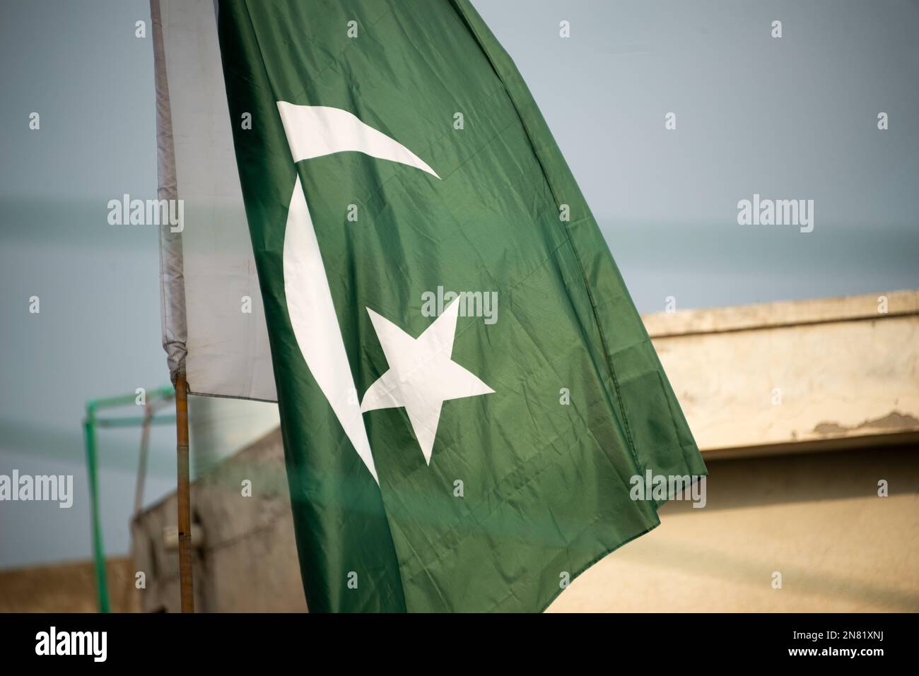 La bandiera nazionale del Pakistan vola nel cielo blu con le nuvole Foto Stock