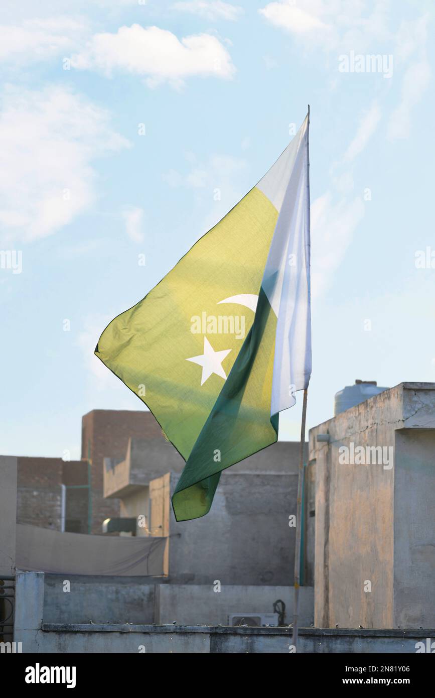 La bandiera nazionale del Pakistan vola nel cielo blu con le nuvole Foto Stock