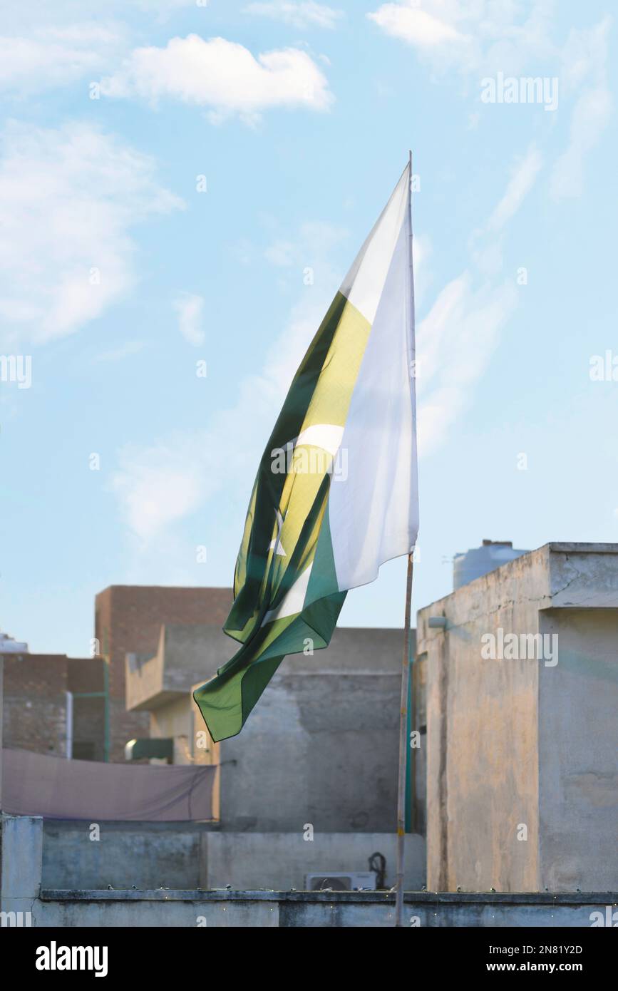 La bandiera nazionale del Pakistan vola nel cielo blu con le nuvole Foto Stock