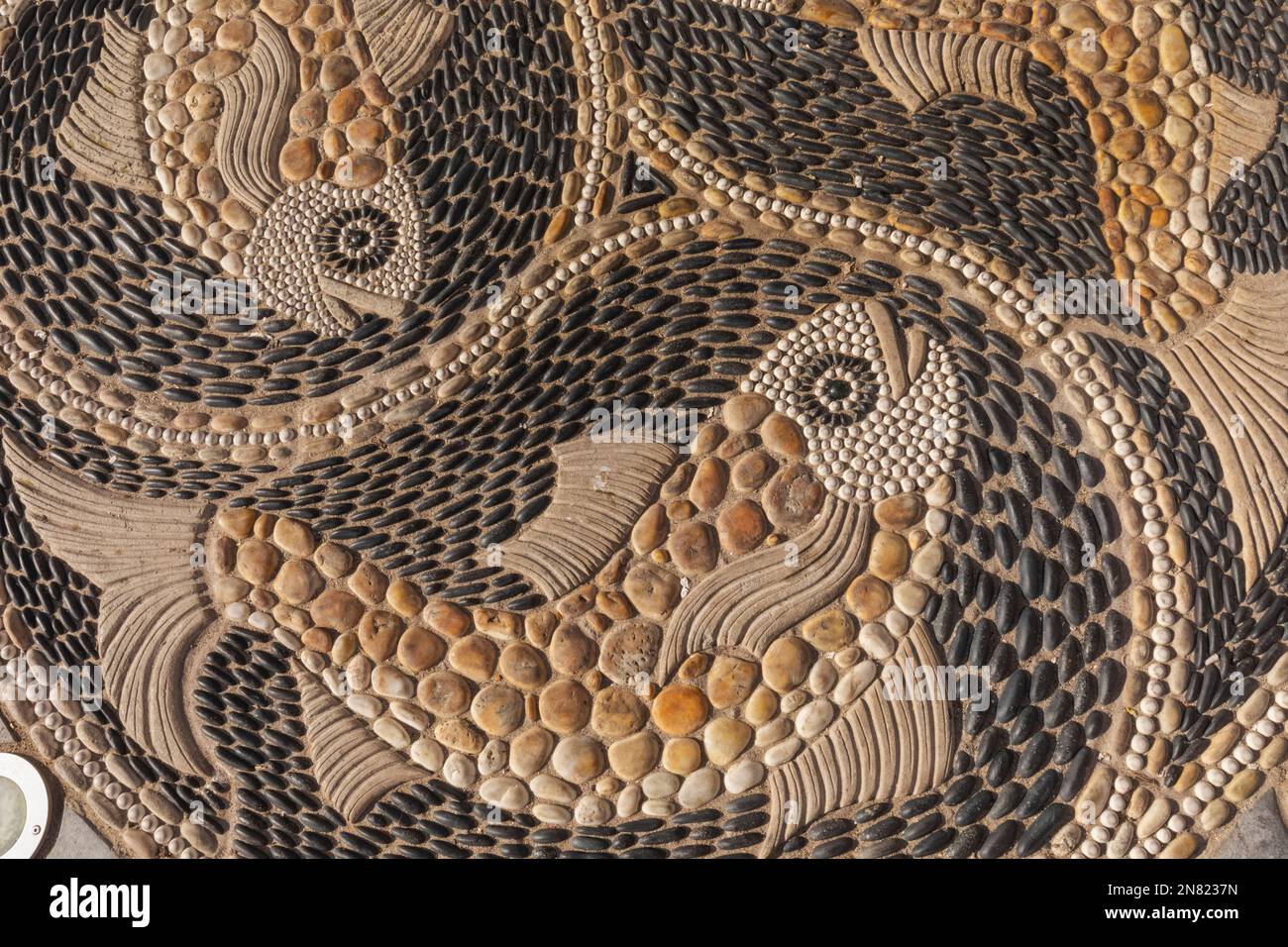 Inghilterra, Dorset, Isola di Perbeck, Swanage, il Mosaico del Pebble Fish di Maggy Howarth Foto Stock