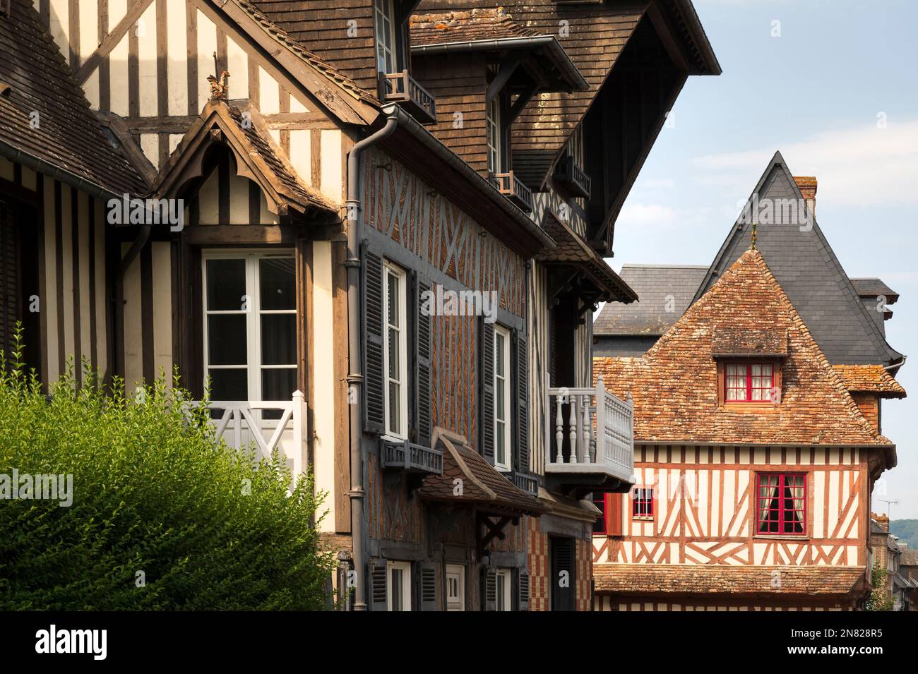 Facciate medievali tradizionali lungo la strada principale D 675 a Pont-l'Évêque, Normandia, Francia Foto Stock