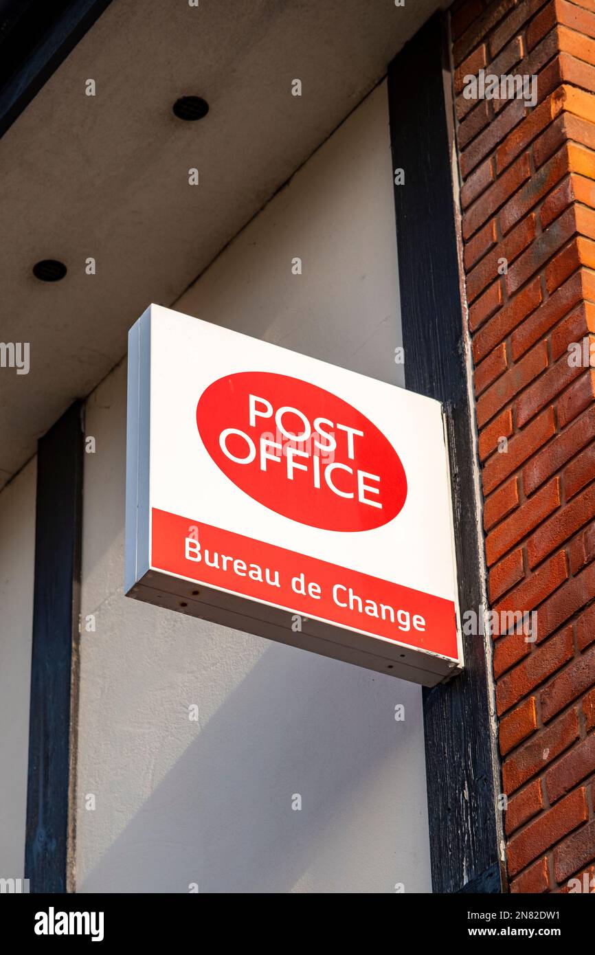 Ufficio postale Bureau de Change, cartello all'esterno della parete UK Foto Stock